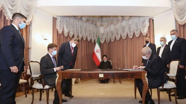 ایران و ونزوئلا تفاهم‌نامه همکاری نفتی امضا کردند